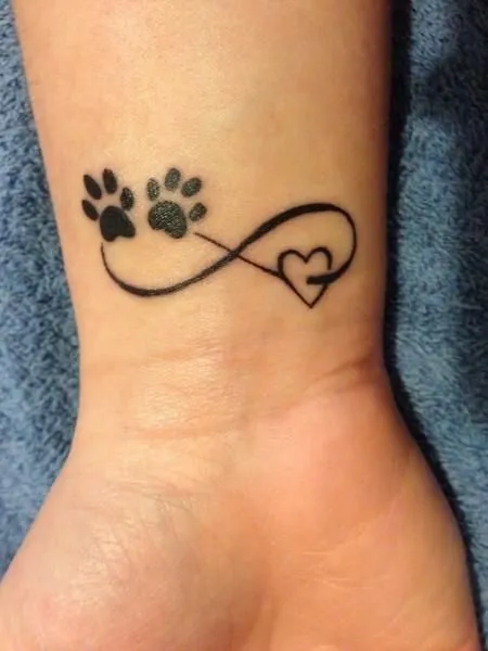 Tatuajes de amor por un perro con huellas y simbolo de infinito ...