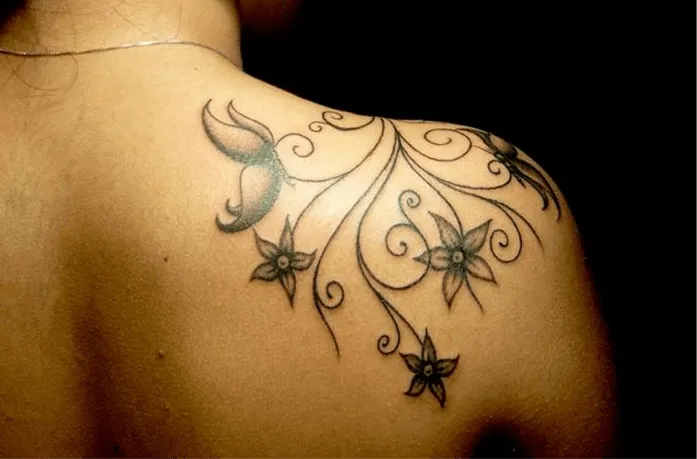 tatuaje-hombro-mujer.png