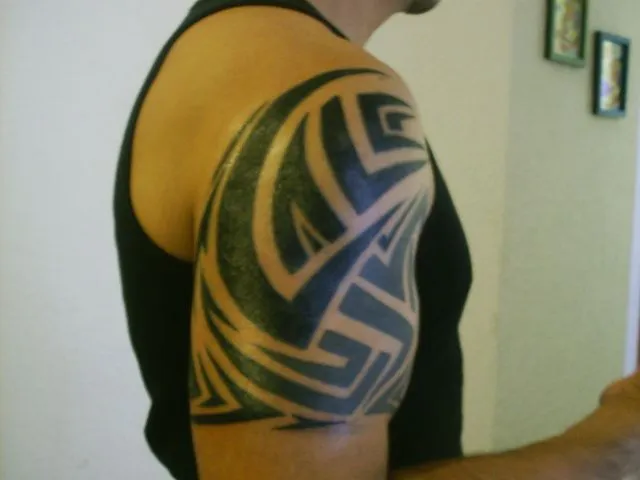 Tatuajes de grecas en el brazo - Imagui