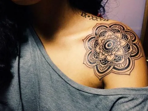 Tatuajes de mandalas en el hombro de mujeres | TATOOS | Pinterest ...
