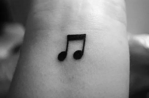 Tatuajes de letras musicales en el cuello - Imagui