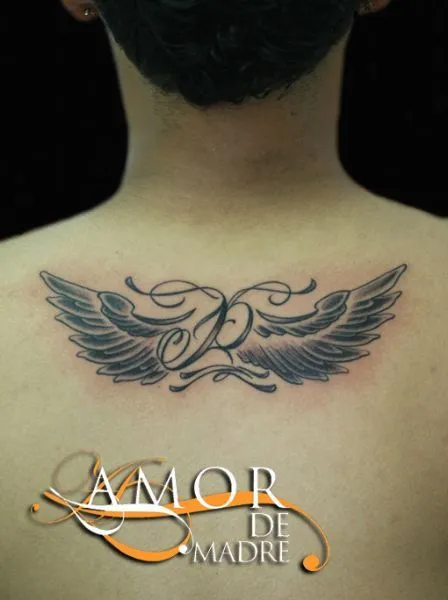 Tatuajes de nombres con alas - Imagui