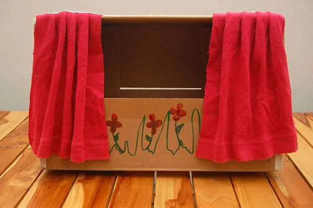 Como hacer un teatro de marionetas con una caja | Todo Manualidades