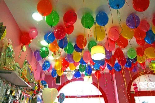 Adornos con globos en el techo - Imagui