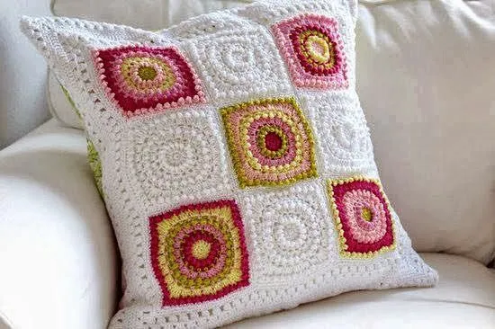 tejidos artesanales en crochet: almohadon con cuadrados tejido al ...