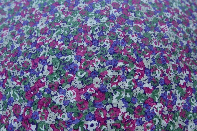 Tela estampada flores verde-violeta. Ancho de tela 1,40mt aprox ... Tela estampada flores verde-violeta. Ancho de tela 1,40mt aprox ...
