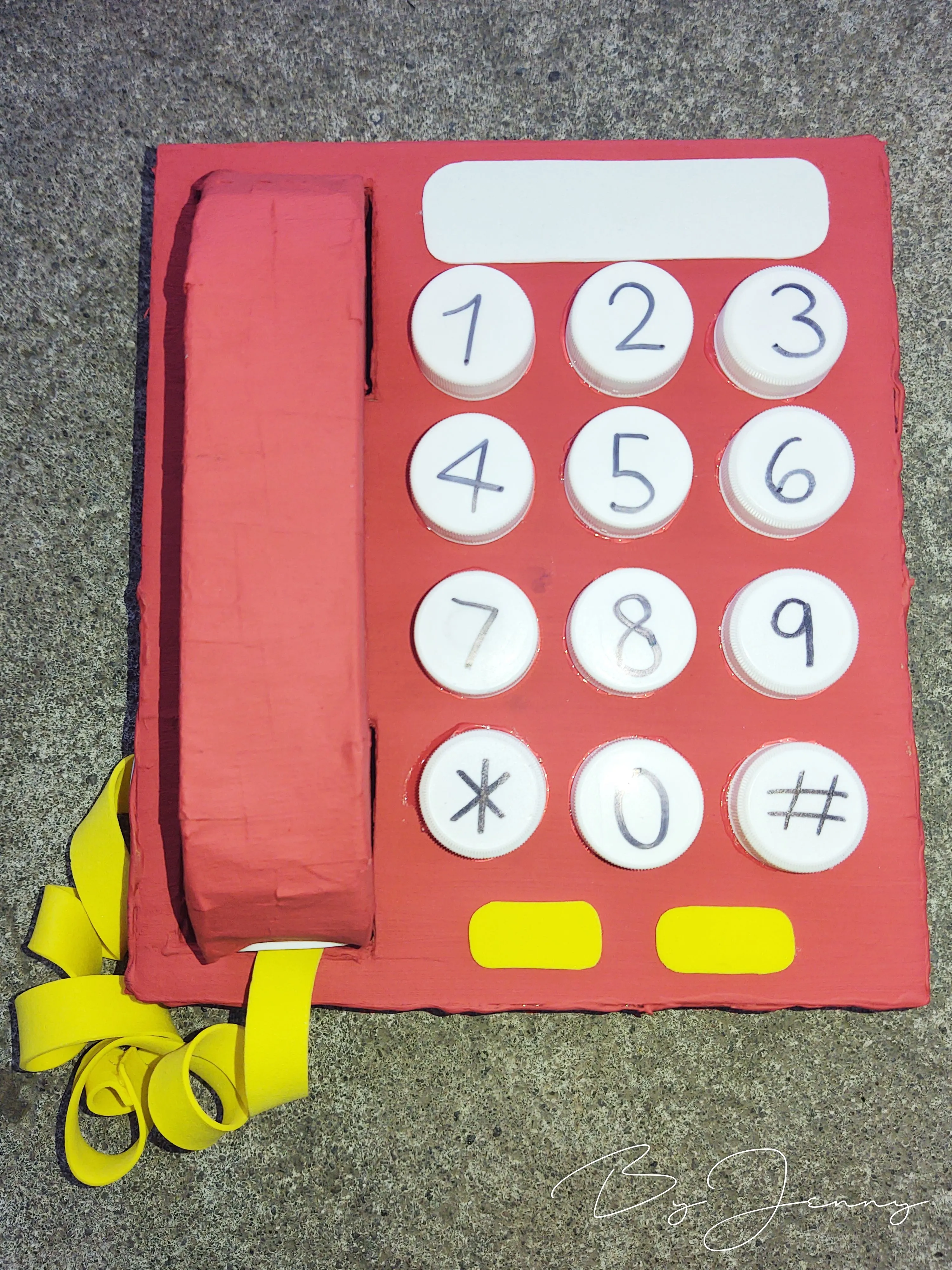 Teléfono hecho con Material Reciclable (cartón y tapones) #1 | Office  supplies, Supplies