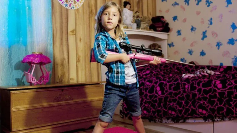 Las temibles niñas fusil que se exhiben armadas a los 5 años ...
