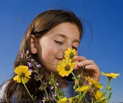 Dibujo de un niño oliendo una flor - Imagui