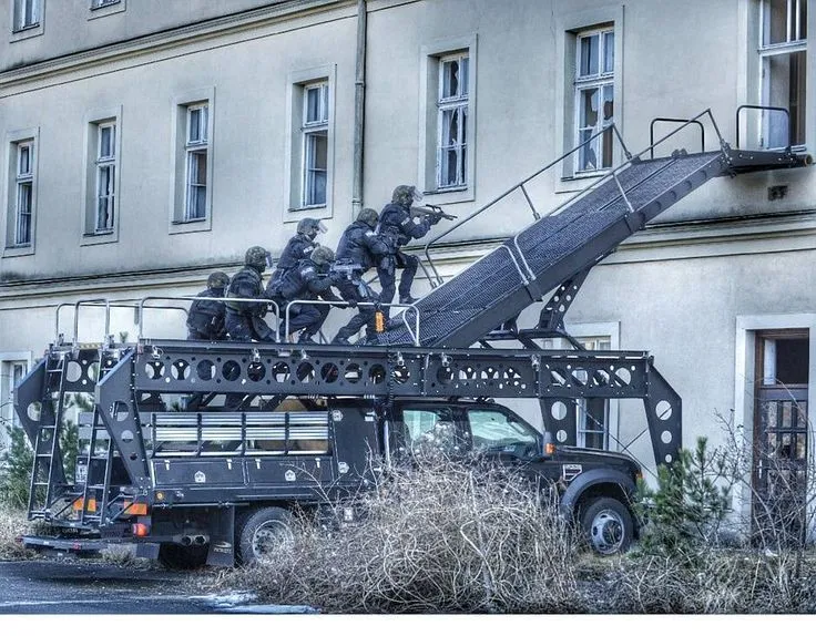 The Austrian Counter Terror Unit, Einsatzkommando (EKO) Cobra, use ...