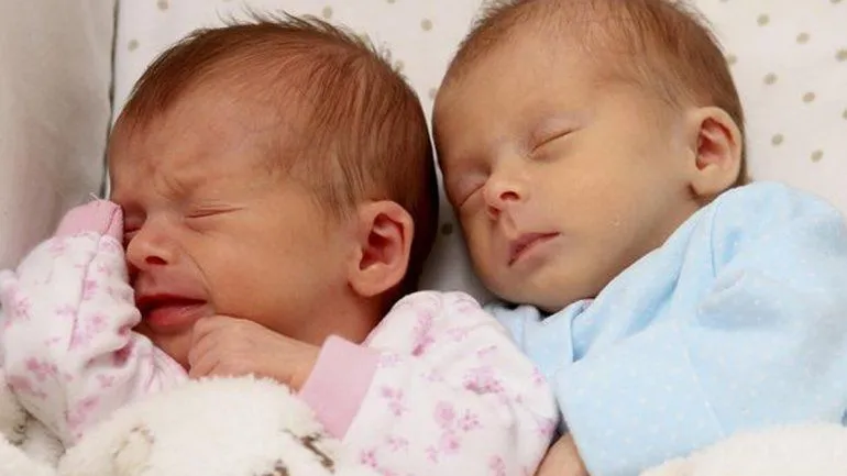 La tierna imagen de las gemelas que nacieron en días distintos ...