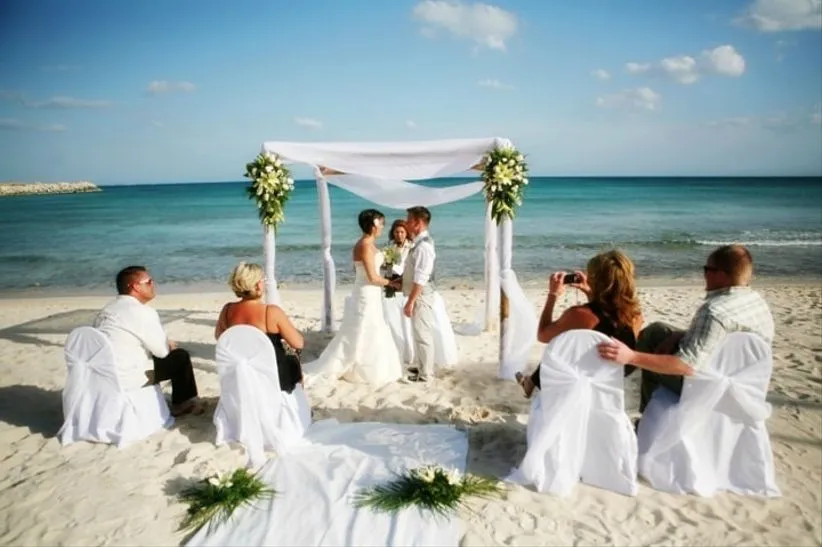 Tips para decorar la ceremonia de boda en playa - bodas.