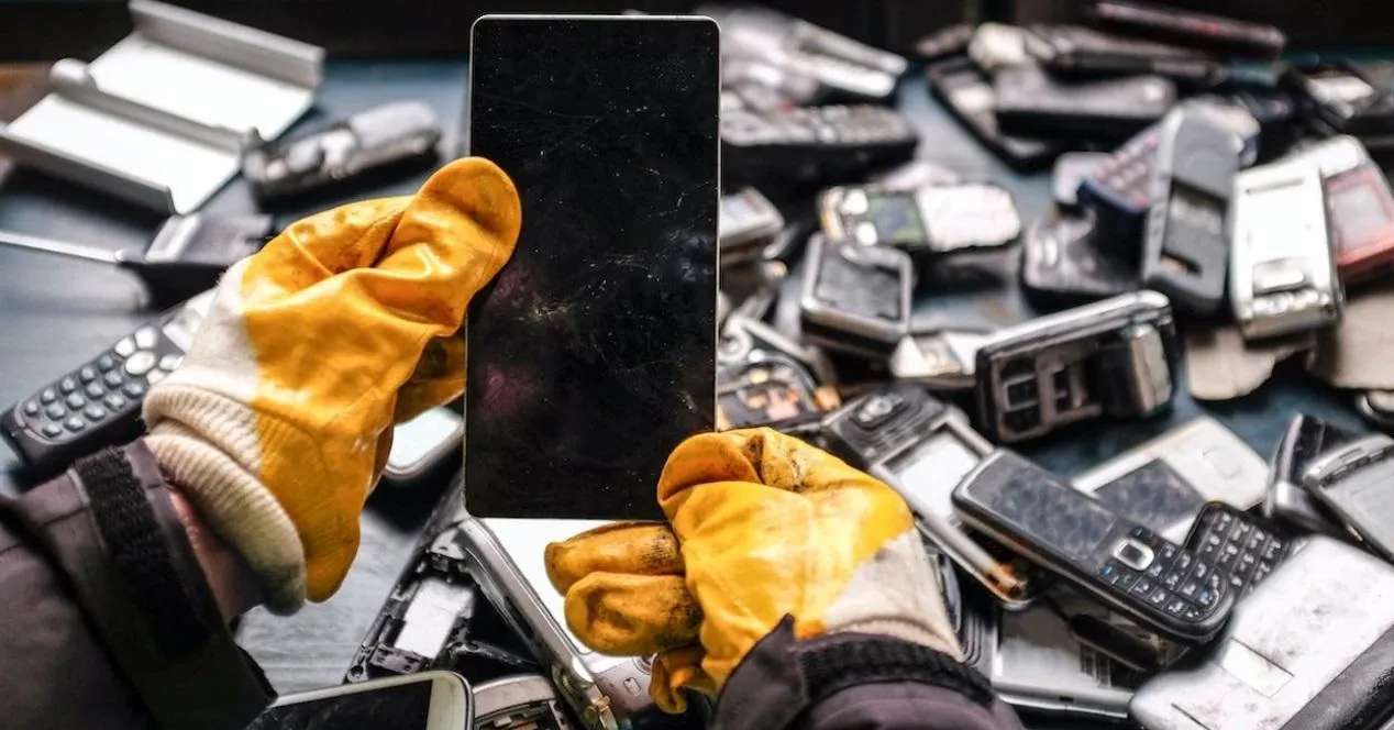 Dónde se puede tirar un móvil viejo o roto?