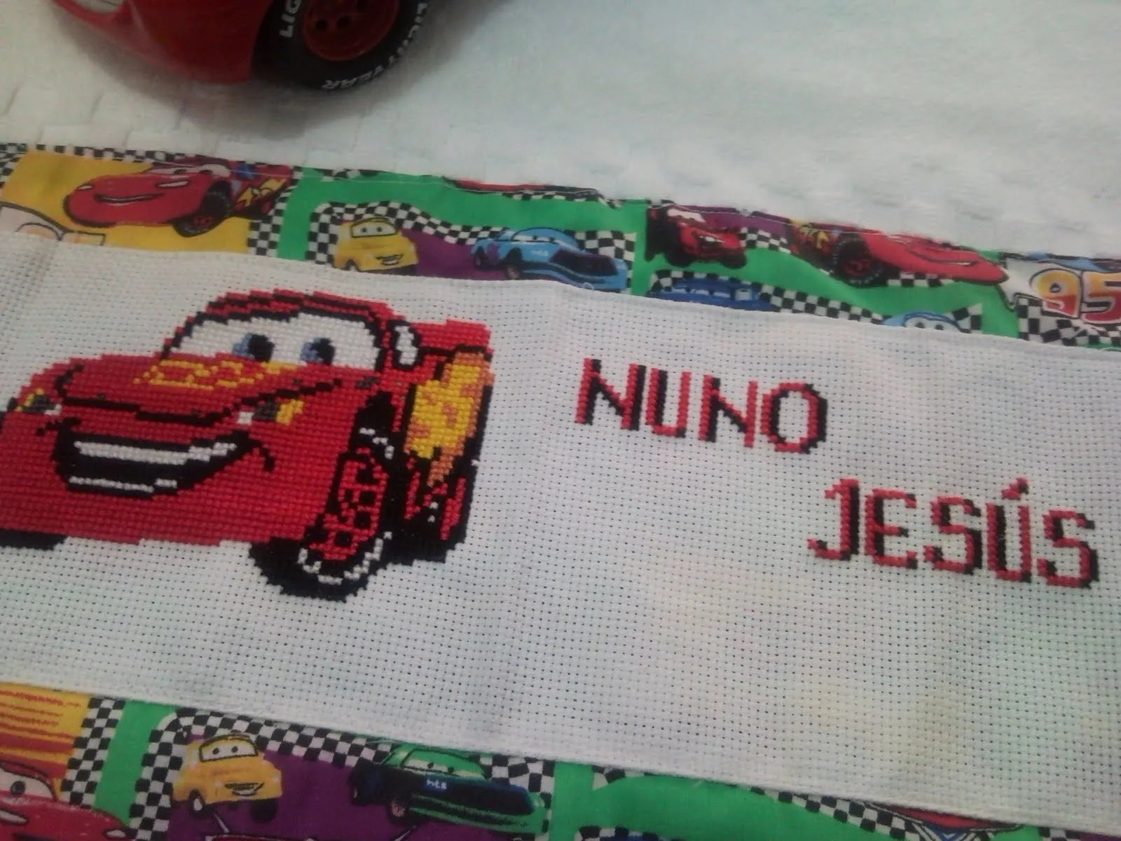 TOALLA BORDADA EN PUNTO DE CRUZ DE CARS PARA MI HIJO.. TOALLA BORDADA EN PUNTO DE CRUZ DE CARS PARA MI HIJO..