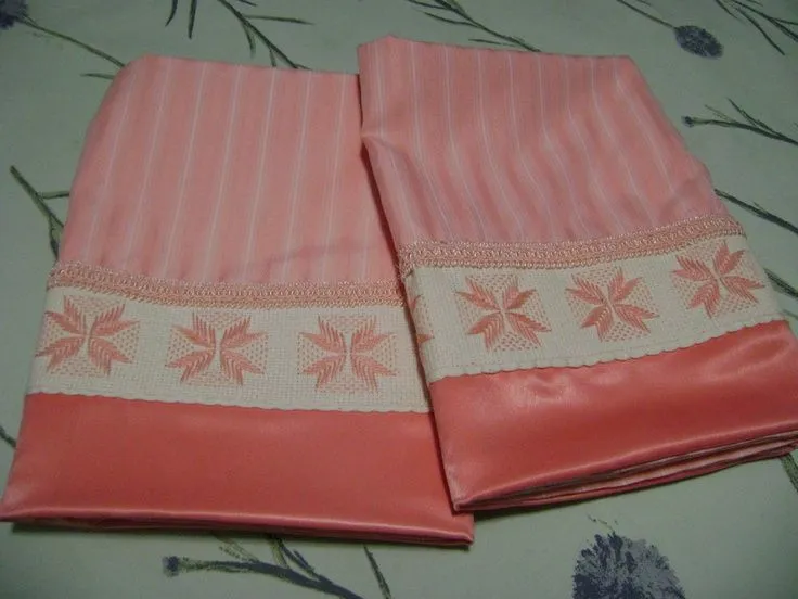 En tonos peach, fundas para almohadas bordadas a mano | Swedish ...
