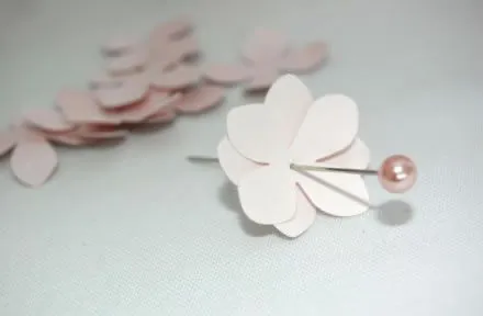Topiario romántico con flores de papel - Guía de MANUALIDADES