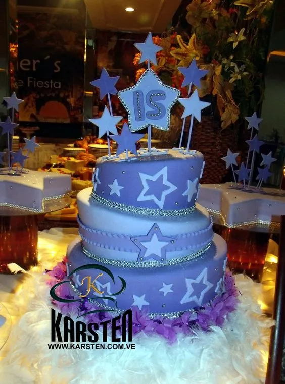 Torta de 15años inclinada color lila con estrellas que decoran la ...