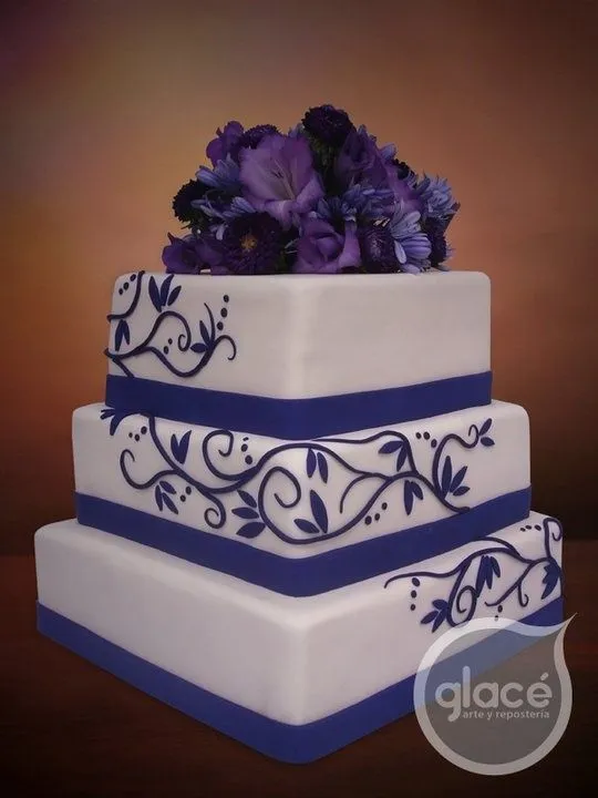 Torta de boda cuadrada con flores naturales | Gala | Pinterest ...
