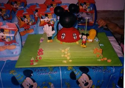 Torta casa de Mickey Mouse y Souvenires (mochilas)
