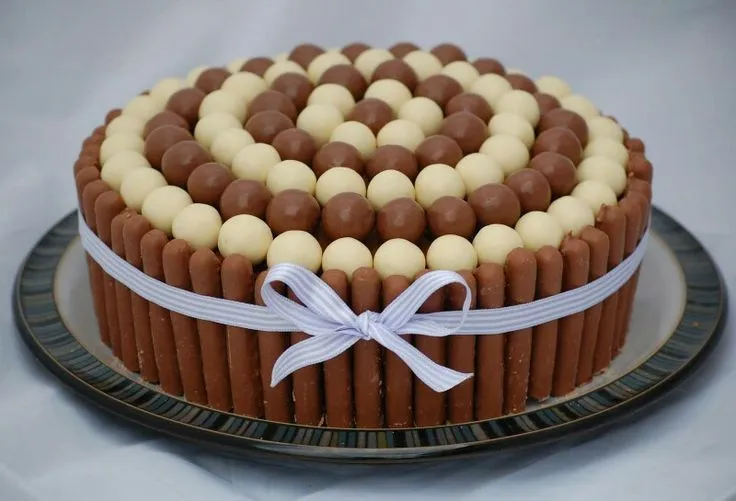Torta de chocolate con bombones | BELLAS TORTAS | Pinterest ...