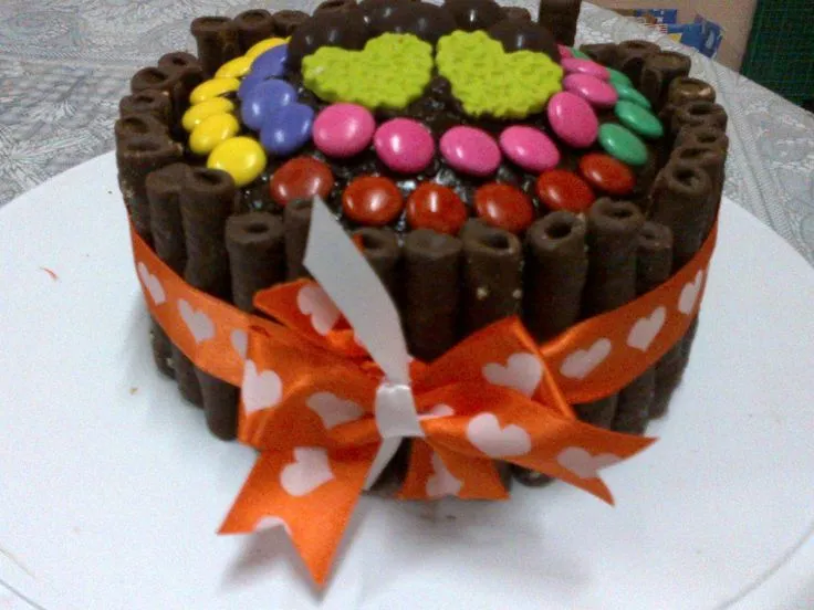 Torta de chocolate decorada con confites | tortas fantasía ...