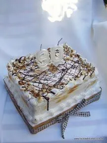torta con cobertura de merengue italiano quemado y decorada con ...