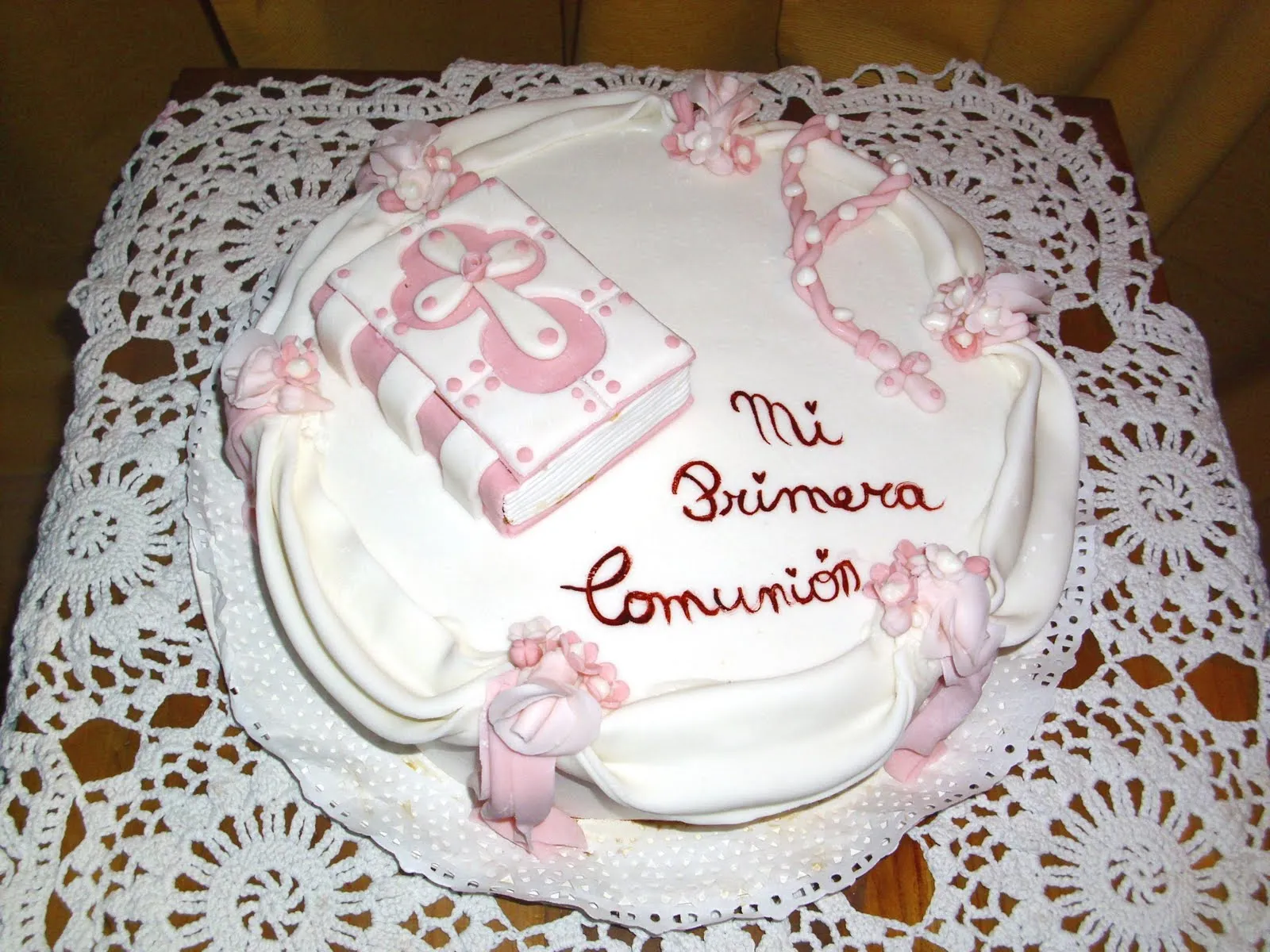 Torta de primera comunión femenina en 2 tonos blanco y rosa.