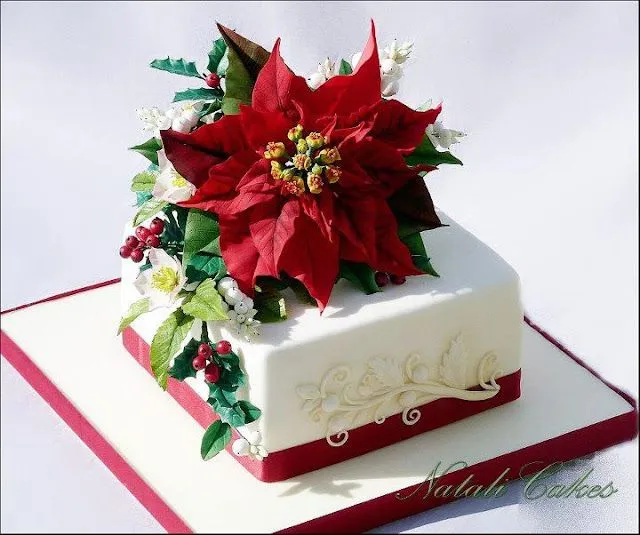 Torta cuadrada blanca y roja con racimos de flores artificiales ...