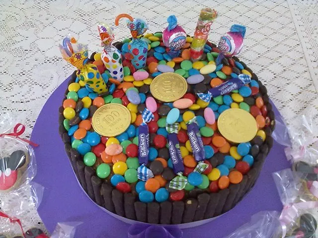 torta para cumpleaños de niños con golosinas y chocolates - Buscar ...