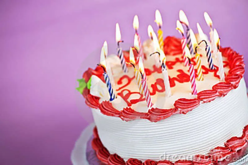 torta-de-cumpleaños-con-las-velas-encendidas-16478318 | POR MIS ...
