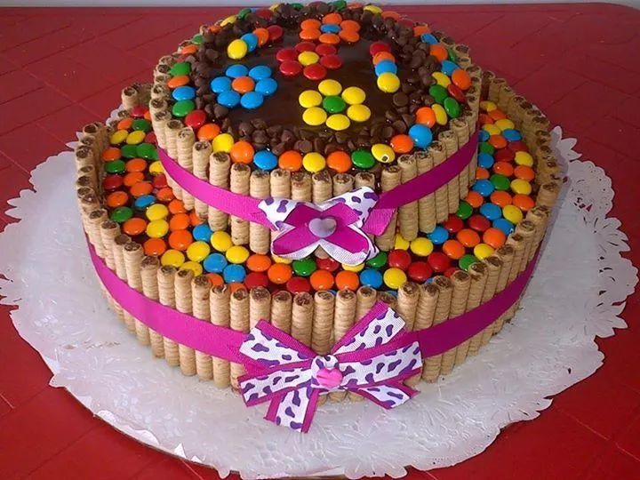 Torta decorada con pirulines, ping pong y dandys | Tortas/cakes ...