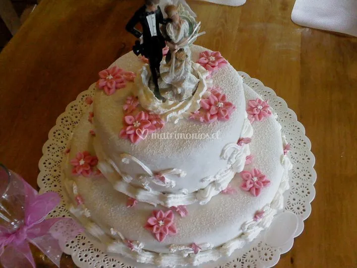 Torta decorada en fondant y crema con flores en azúcar de Dulces ...