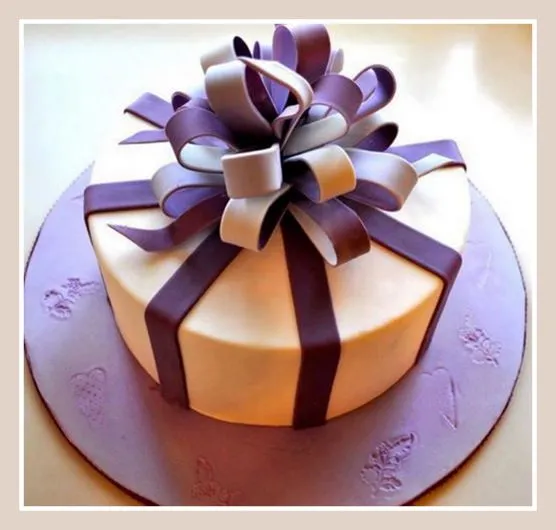 Torta decorada en forma de regalo - Imagui