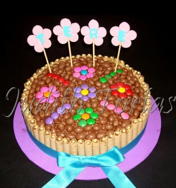 Torta decorada con pirulines, ping pong y dandys | recetas ...