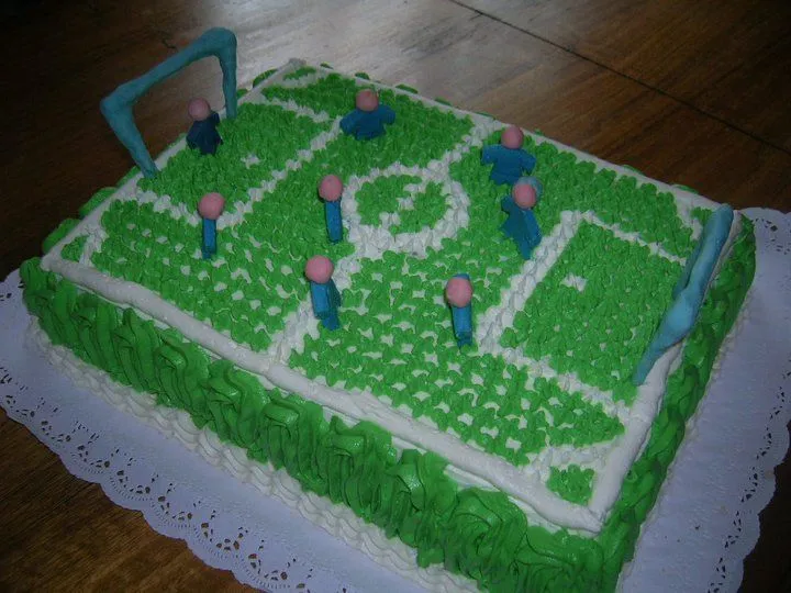 Torta de durazno con diseño de cancha de futbol ~ Pastelería Yasna