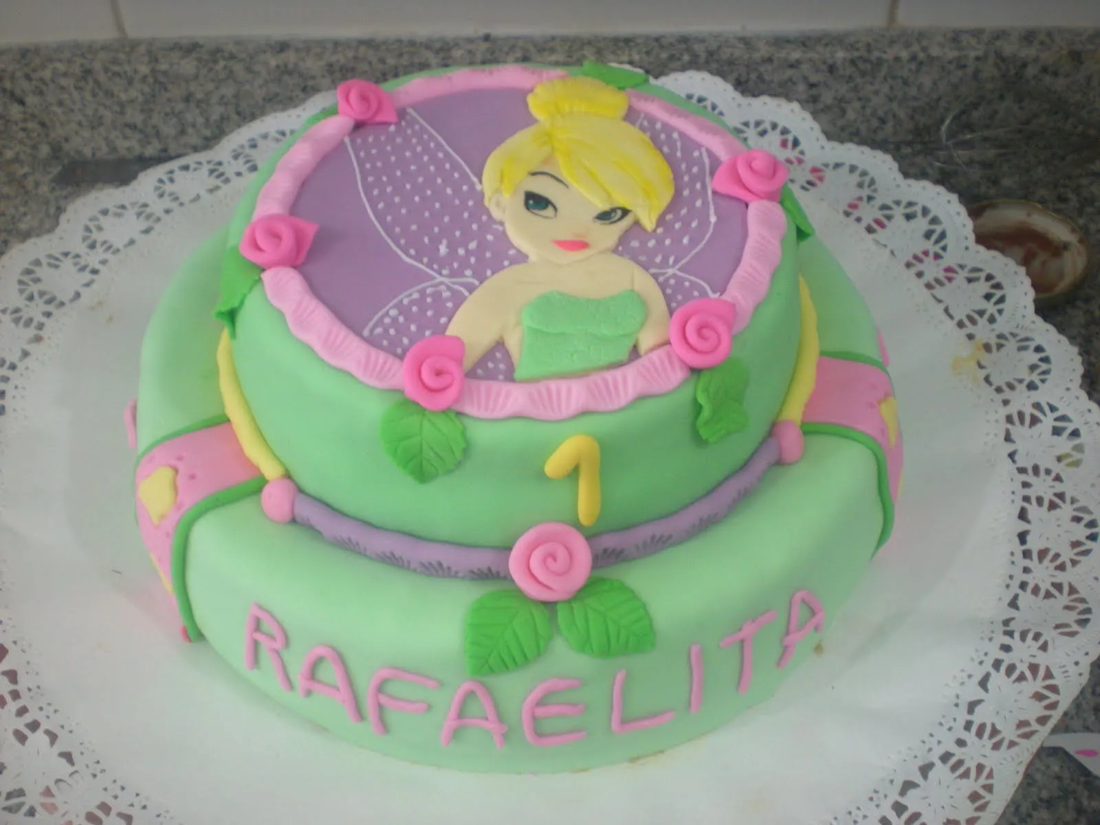 Torta flores con tinkerbell - Imagui
