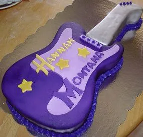  ... torta en forma de guitarra de color morado acompanada de unas cuantas
