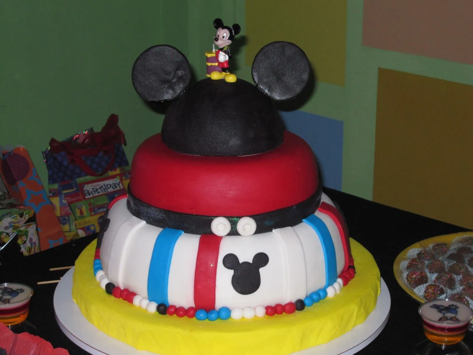 Torta, gelatina y minigelatinas de Mickey Mouse y sus amigos...