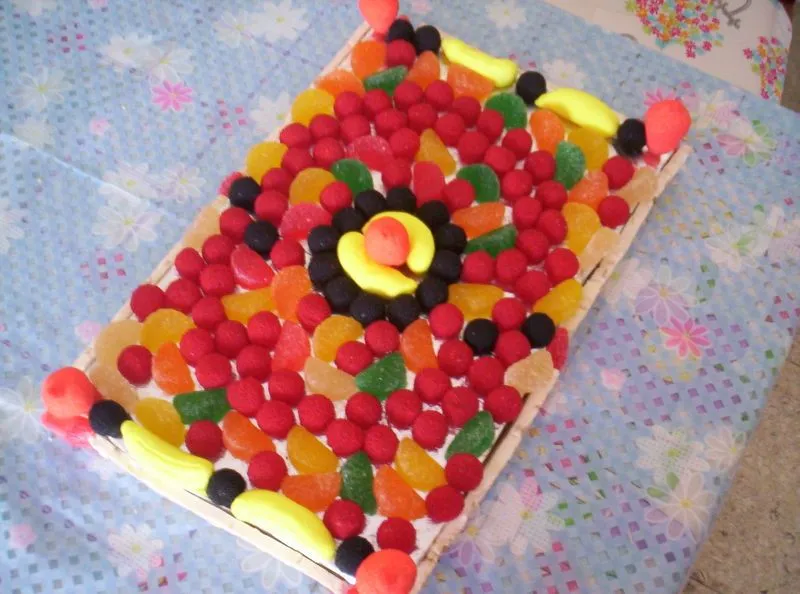 Torta con decoración de golosinas - Imagui