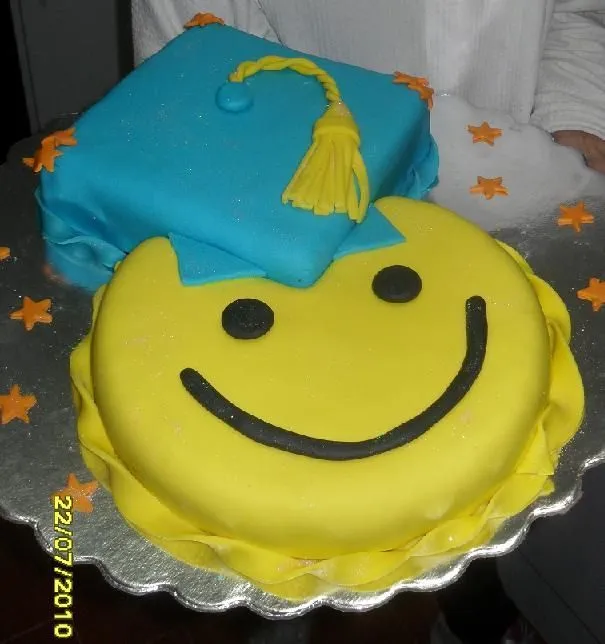 Torta de graduacion carita feliz // Happy face graduation cake ...