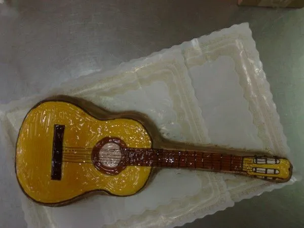 Tarta en forma de Guitarra - Pasteleria en Lorca y Aguilas