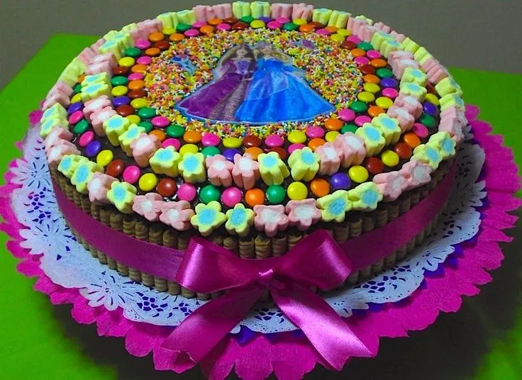 Torta hecha con Pirulin, malvaviscos y dandys | Tortas y gelatinas ...