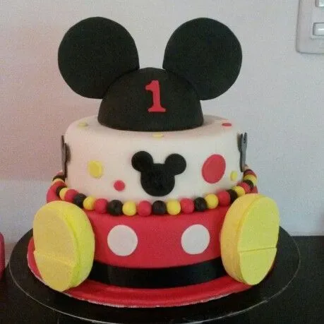 Torta de Mickey Mouse en base rojo con rueditas de colores ...
