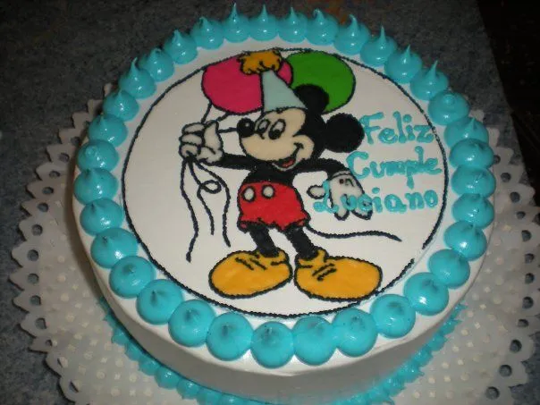 Torta de piña con placa de Mickey Mouse