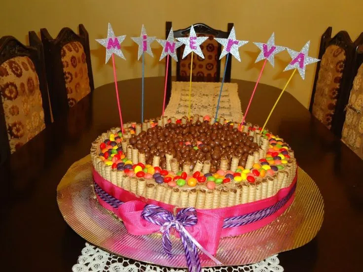 Imagen de tortas con forma de corazon y decoradas con pirúlin - Imagui