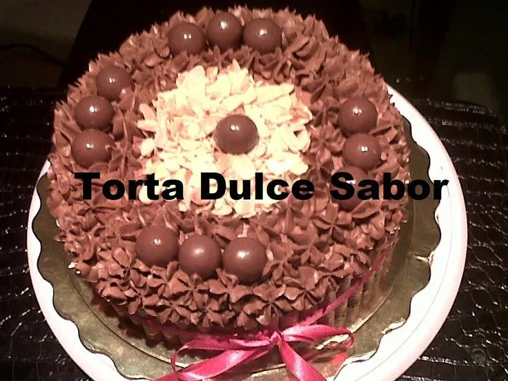 Torta red velvet con crema decorada con torontos ,piruli, pin pon ...