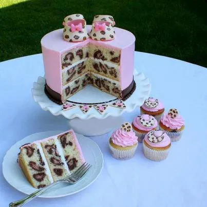 Torta rosada animal print con zapatitos de bebé y cupcakes | Ideas ...