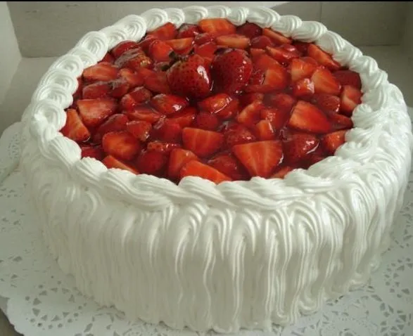 Torta de vainilla decorada con fresas frescas y merengue, | Tortas ...
