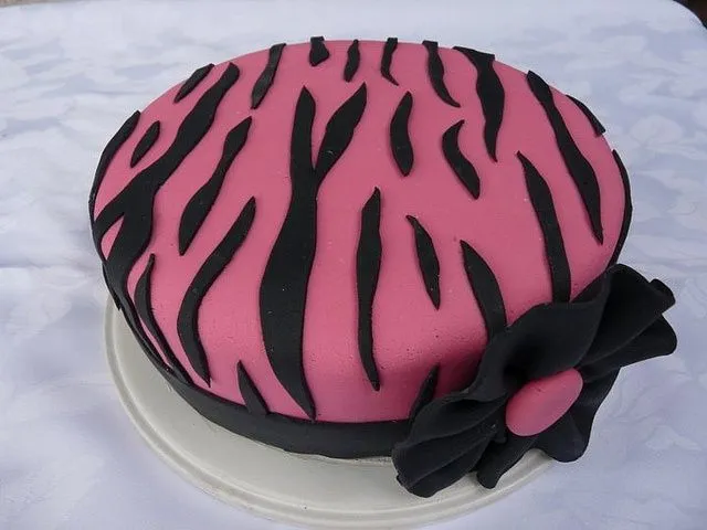 Torta zebra print en fucsia y negro | Animal Print Party Ideas ...