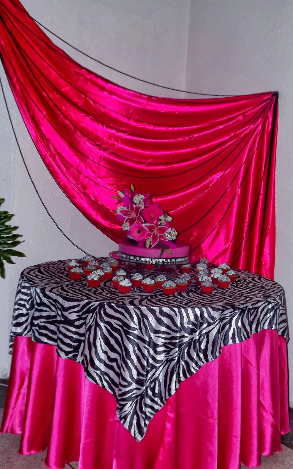 Tortas y Decoraciones: 15 Años Fucsia y Cebra Tortas y Decoraciones: 15 Años Fucsia y Cebra